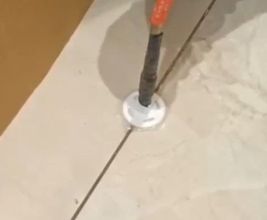十堰瓷砖空鼓维修公司专业解答瓷砖在铺贴过程中，如果没有涂抹均匀到位的粘结材料（如水泥砂浆或瓷砖胶），可能会导致以下问题